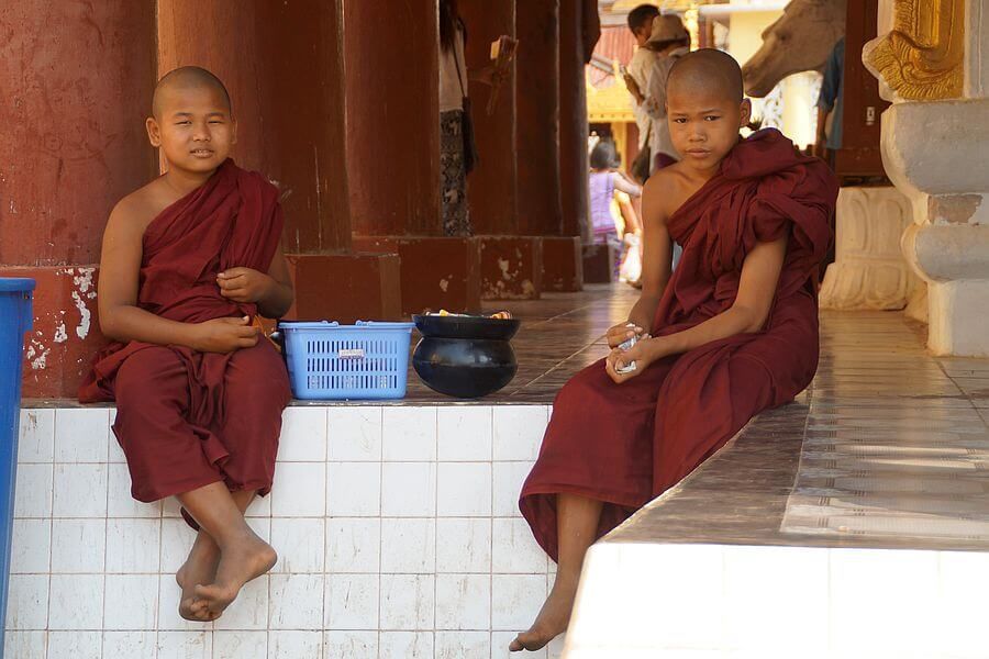 Myanmar Bagan Monks 02