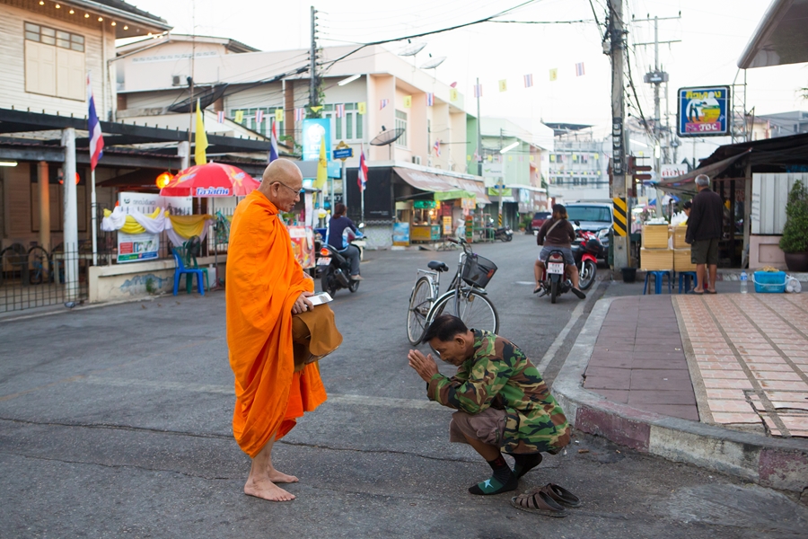 Thailand Amphawa alm monnik in de vroege ochtend