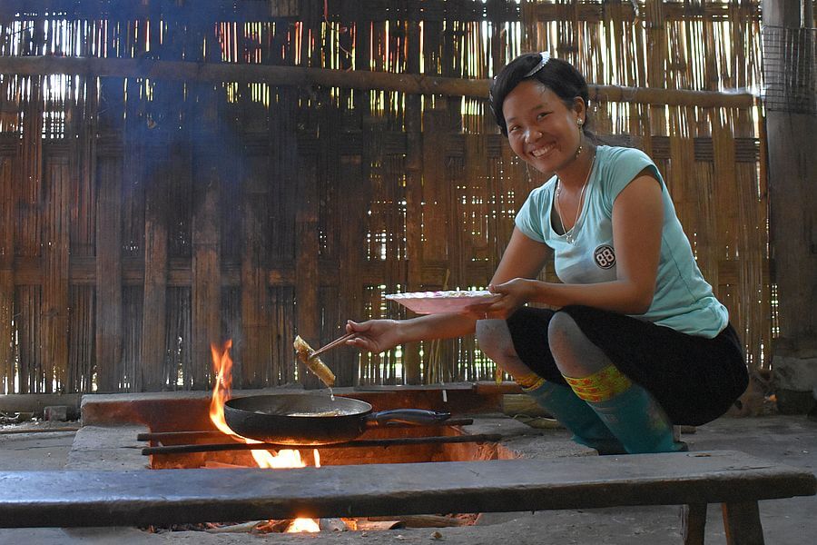 Vietnam Sapa Hmong guide cooking 01