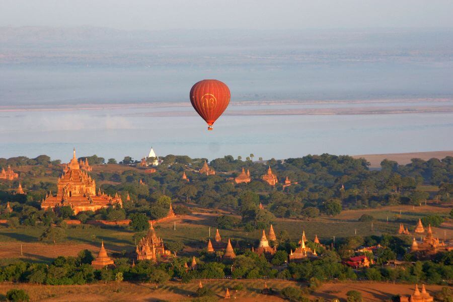 fi Myanmar Ballonvlucht over de tempels van Bagan