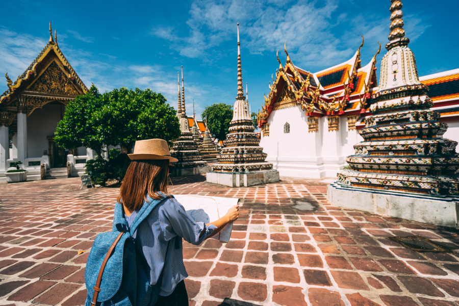 Thailand Bangkok Wat Pho tempel Jongedame bekijkt map