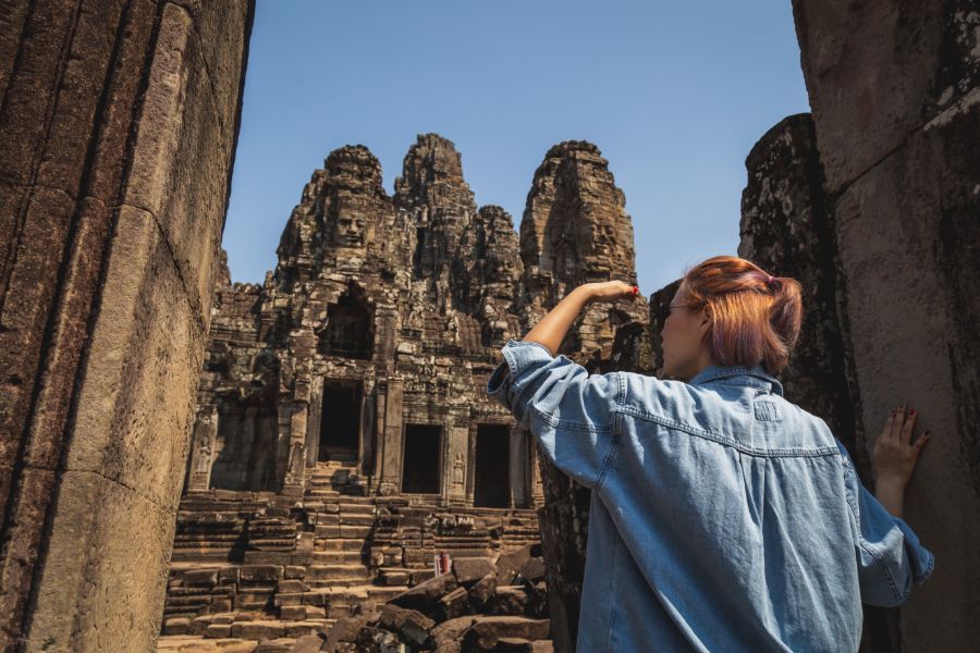 Cambodja Siem Reap Angkor Wat Angkhor Tom and Bayon tempels asian woman traveller ancient sculpture