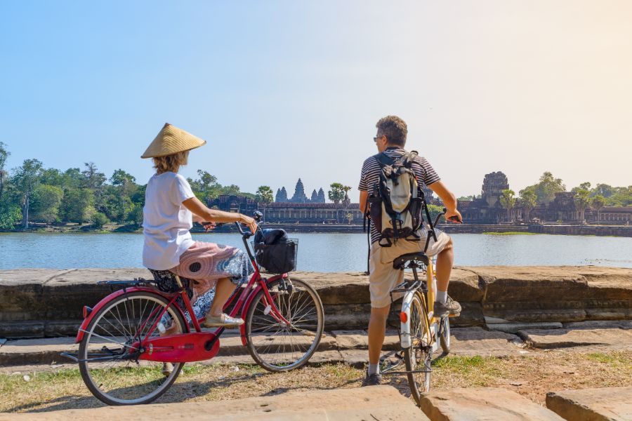 Cambodja Siem Reap Angkor Wat tempels toeristen fietsen