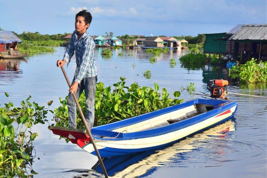 Cambodja Siem Reap visserinwoner op boot in rivier