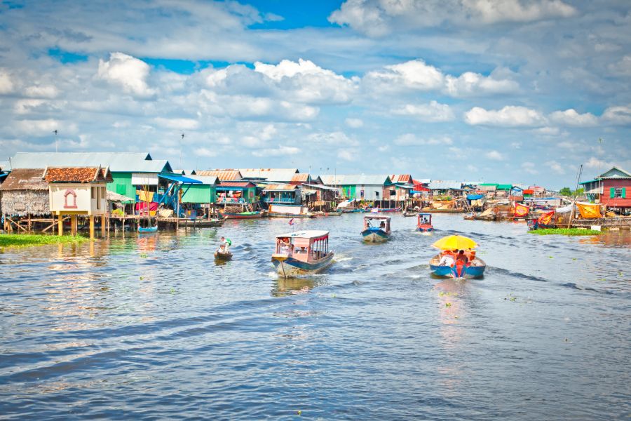Cambodja Siem ReapTonle Sap meer drijvend dorp aan het water komprongpok