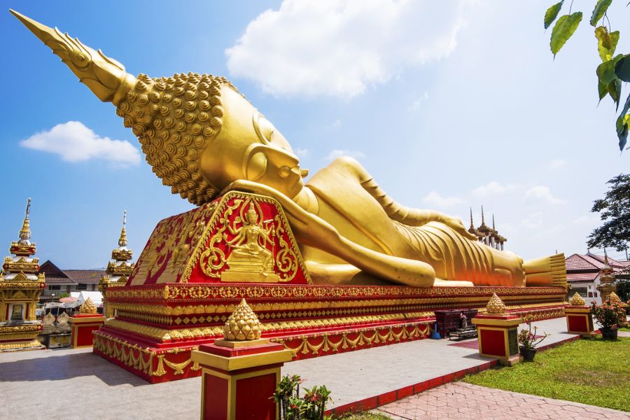 Laos Vientiane Wat Pha That Luang Liggend Boeddha beeld