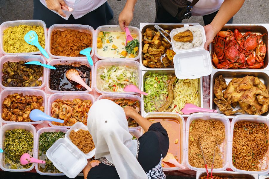 Maleisie Kota Kinabalu Sabah lokale markt zelfgemaakte gerechten verkopen op straat