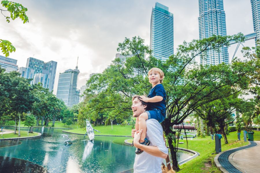 Maleisie Petronas Twin Towers achtergrond vader en zoon toeristen familie