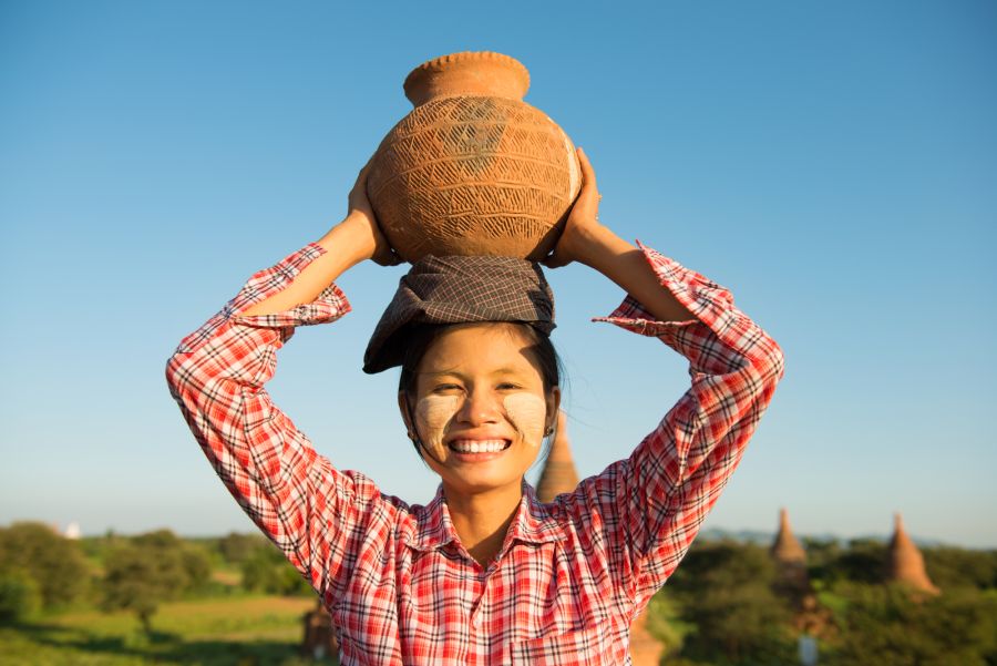 Myanmar Bagan lachende dame met potje
