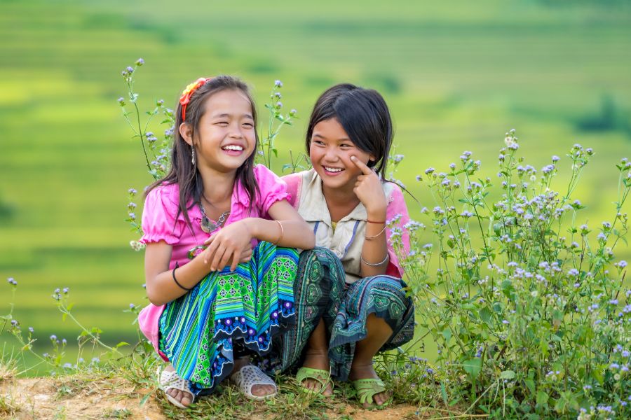 Noord Vietnam Mu Cang Chai District Hmong kinderen rijstvelden