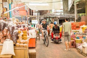 Fietsen en varen door kleurrijk Bangkok