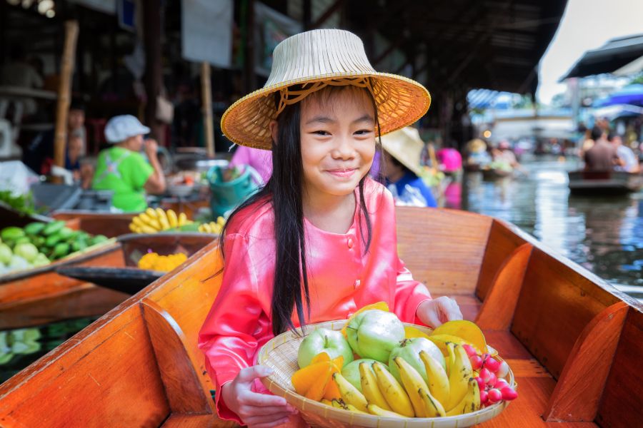 Thailand Bangkok Meisje bij drijvende markt