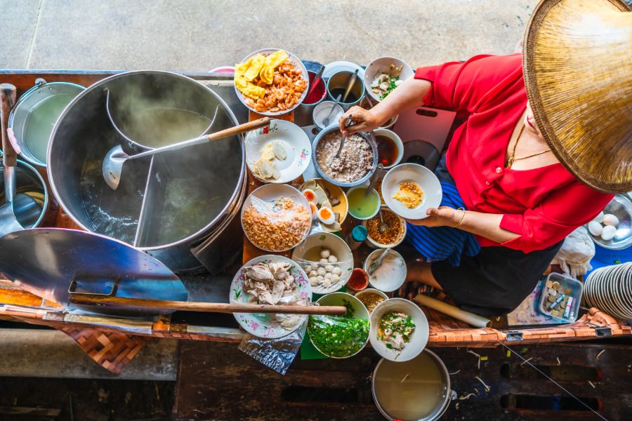 Thailand Bangkok drijvende markt longtailboat Thai noodle soup Tom Yam style Thai popular streetfood for tourists eten