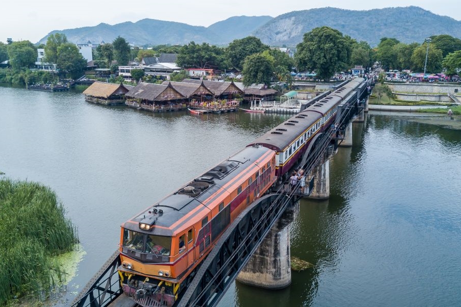 Dag 7: Kanchanaburi – Ayutthaya – nachttrein naar Surat Thani