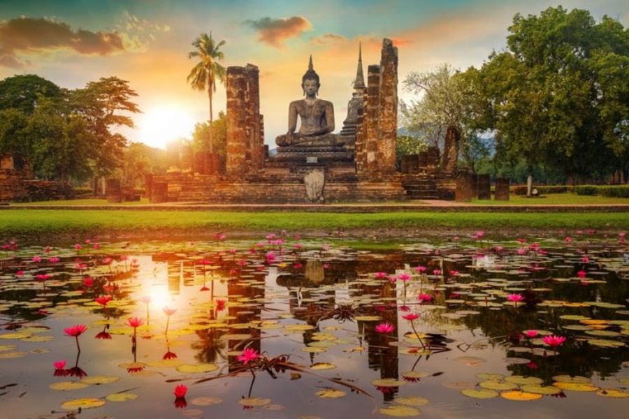 Thailand Sukhothai Boeddha bij zonsondergang 768x512 1