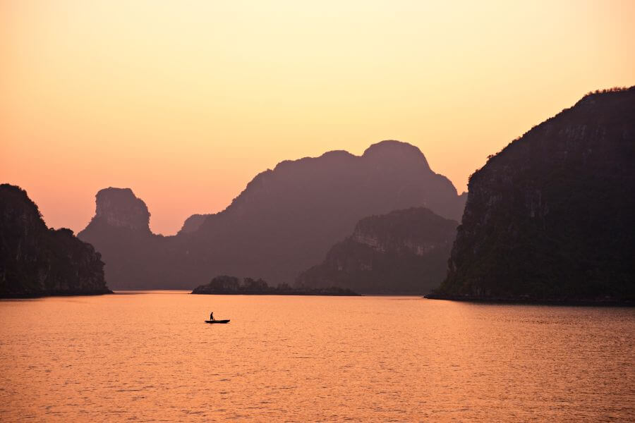 Vietnam Halong Bay Zonsondergang Bergen en baaien Noord Vietnam Rondreis