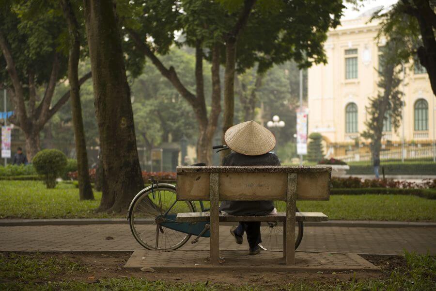 Vietnam Hanoi Man op bankje inwoner