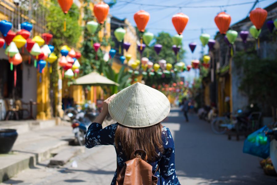 Vietnam Hoi An centrum toerist draagt Non La Vietnamese traditie hoed