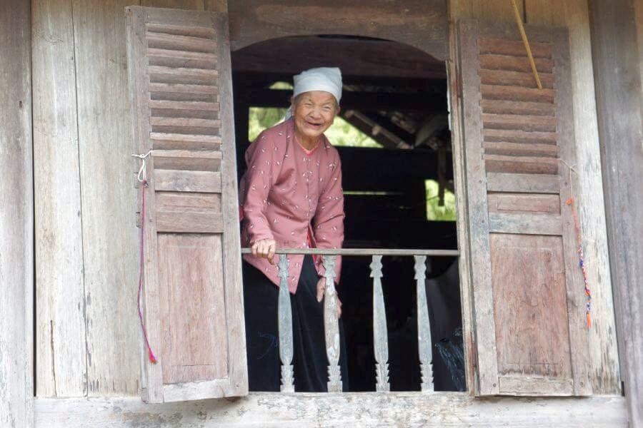 Vietnam Lachende Oude Vrouw Oude ambachten tour