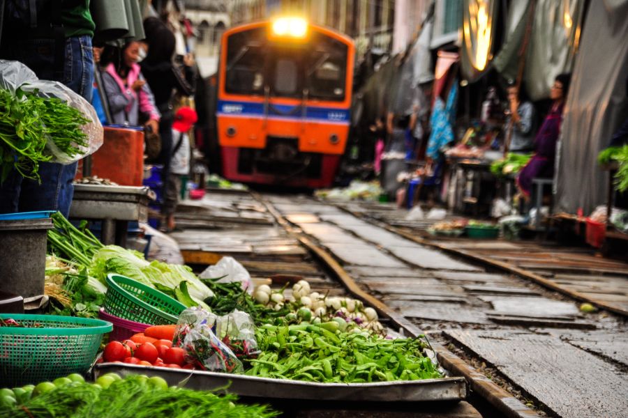 Bangkok Thailand Treinmarkt van Maeklong.