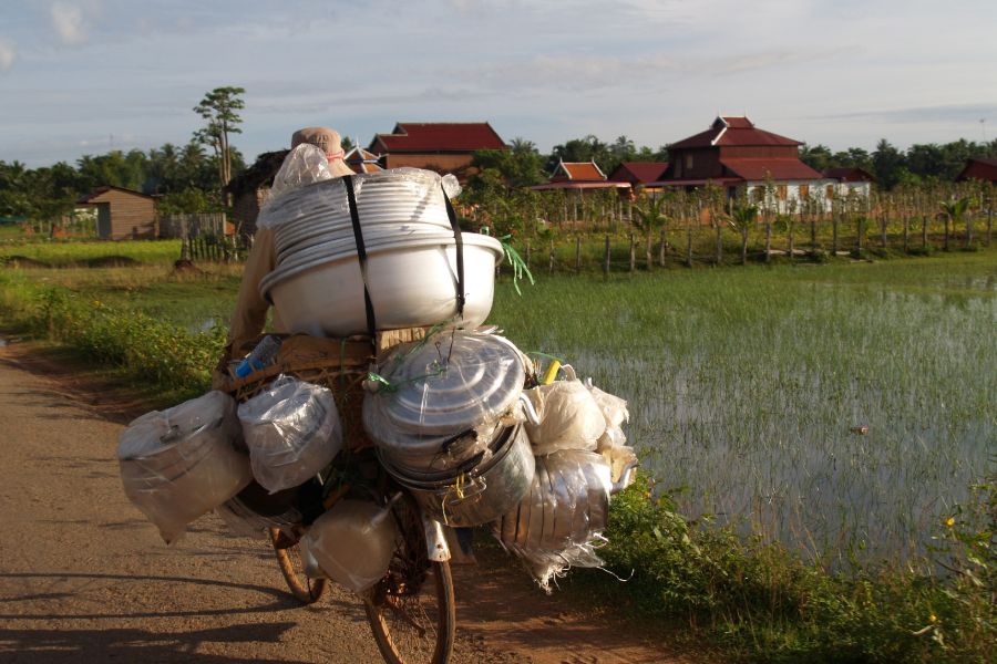 Cambodja Plattelandsleven lokaal leven lokale fietser met potten