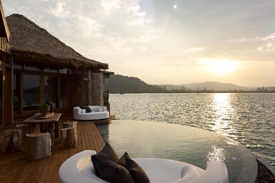 Cambodja Song Saa resort villa slaapkamer zwembad zonsondergang uitzicht op zee
