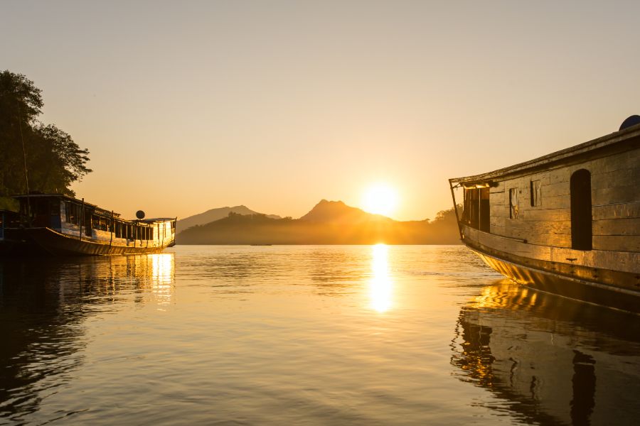 Laos Luang Prabang Shompoo Cruise Houay Xay Mekong rivier zonsondergang twee boten