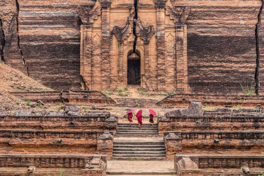 Myanmar Mingun pagode met monikken