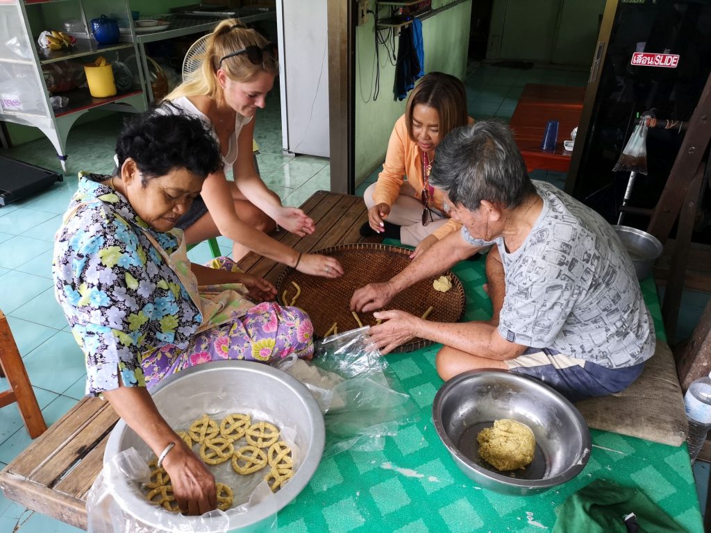 Thailand Ayutthaya Excursie koken en garnalen vissen Anouk met Khun Ben