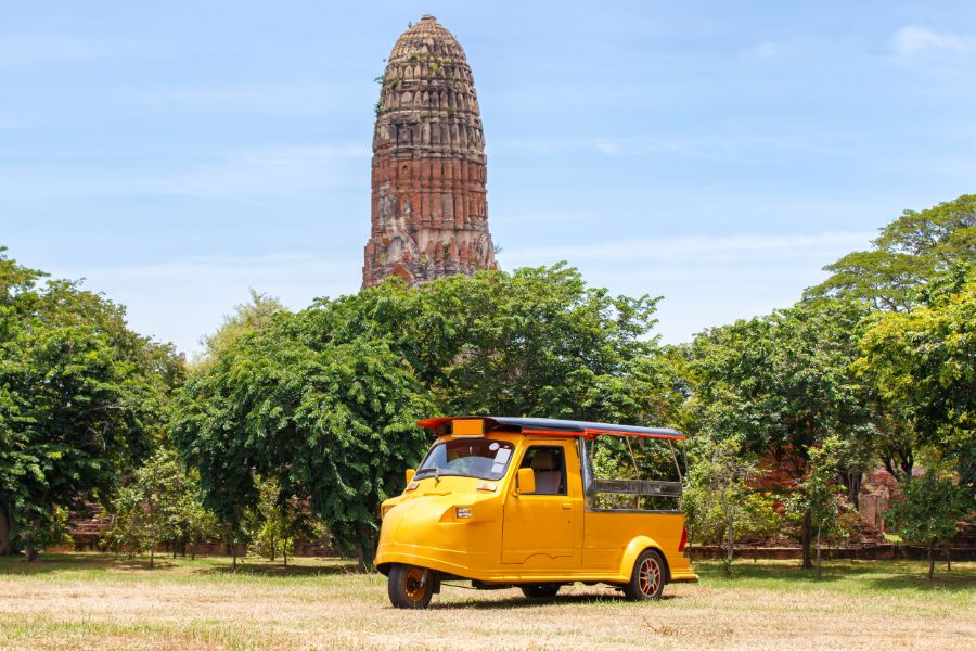 Thailand Ayutthaya Tuktuk vervoersmiddel taxi met Wat Mahathat op de achtergrond