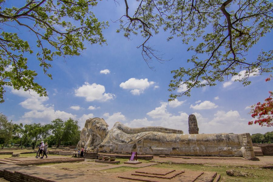 Thailand Ayutthaya Wat Lokayasutharam tempel boeddha bomen en toeristen
