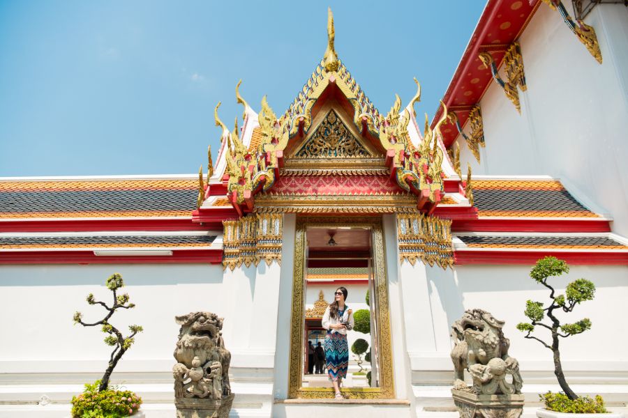 Thailand Bangkok Wat Pho tempel met toerist