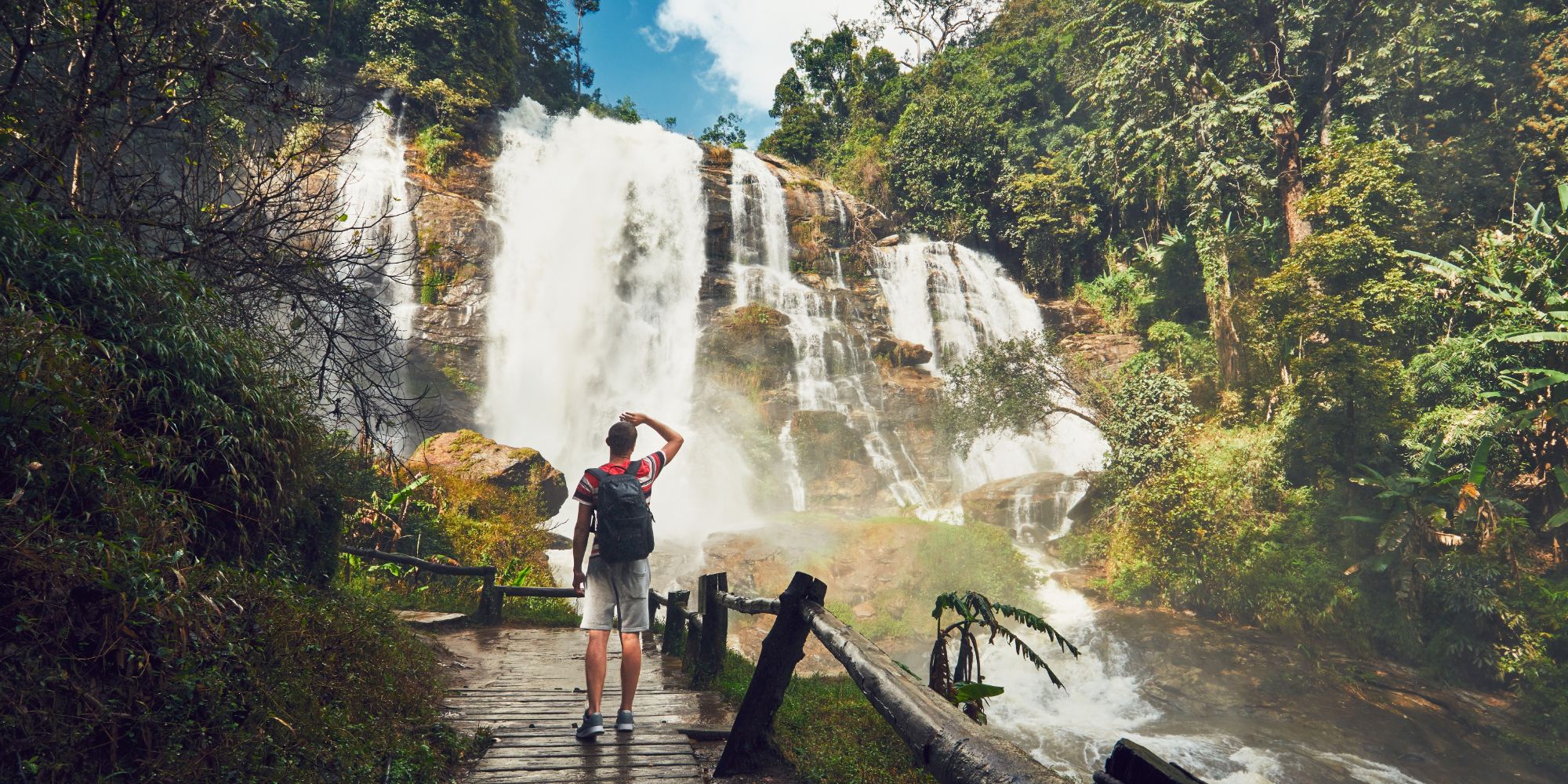 Thailand Chiang Mai Provincie jonge man reiziger Wachirathan waterval in tropisch regenwoud