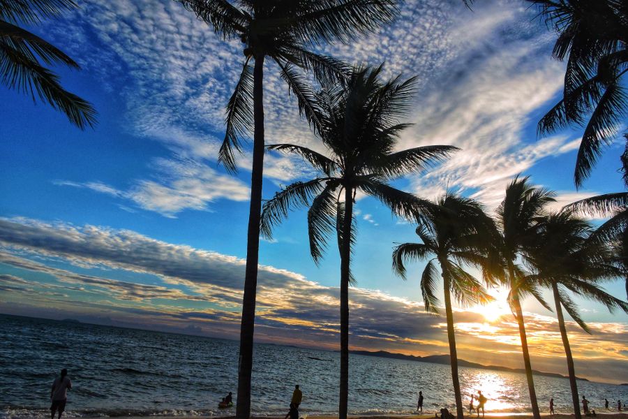 Thailand Jomtien Beach golf van Thailand strand palmbomen zonsondergang mensen