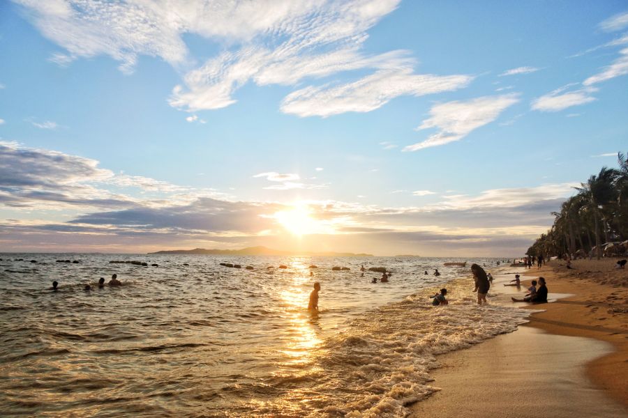 Thailand Jomtien Beach golf van Thailand strand zonsondergang mensen
