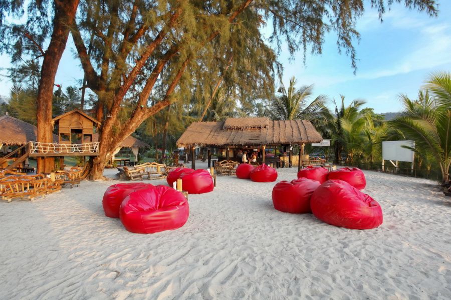 Thailand Koh Chang Centara Tropicana Resort zitzak bar strand