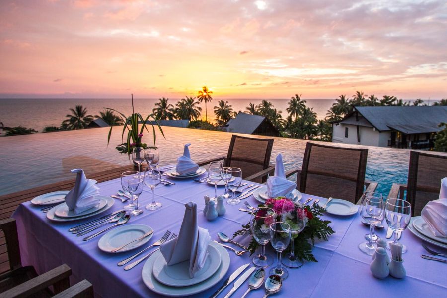 Thailand Koh Chang KC Grande Resort and Spa dineren met uitzicht zwembad zee zonsondergang