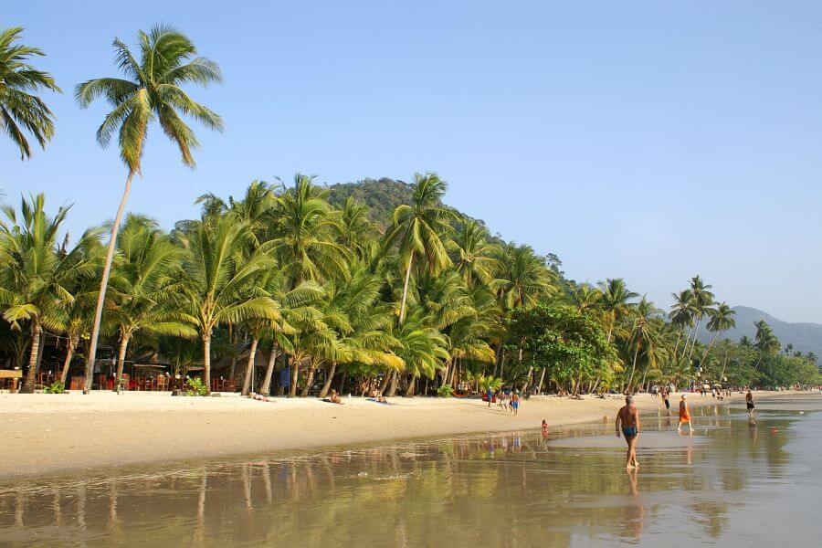 Thailand Koh Chang strand met palmbomen