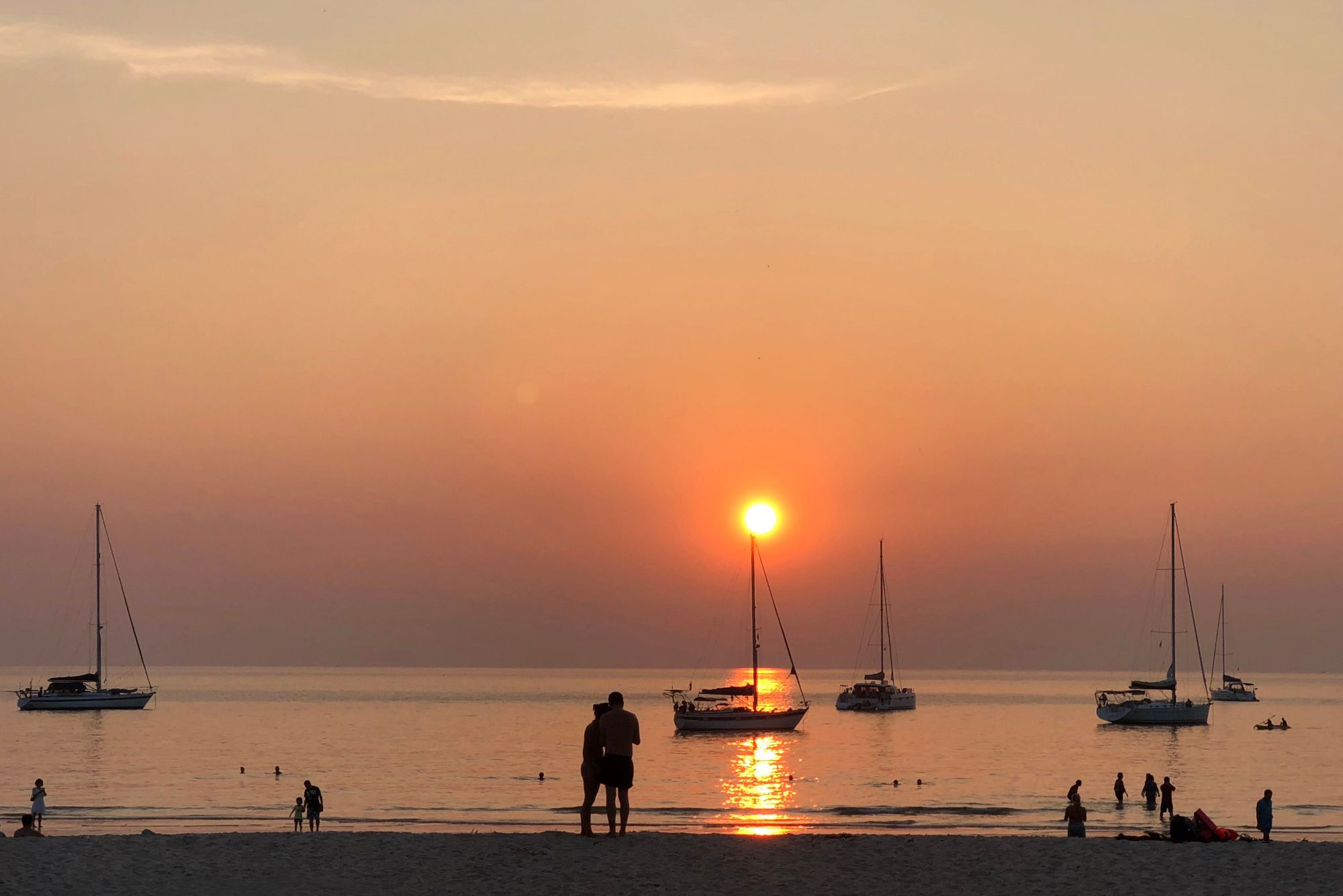 Thailand Koh Mook island zonsondergang op het strand toeristen en boten