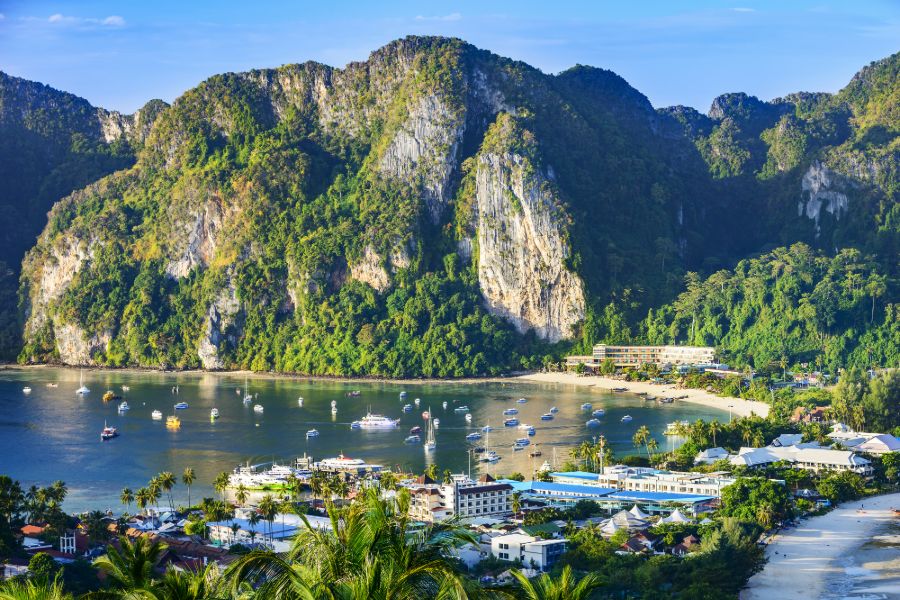 Thailand Koh Phi Phi Islands Ao Ton Sai strand boten uitzicht berg hotels eiland