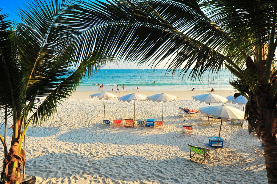Thailand Koh Samet strand eiland Sai Kaew Beach Resort ligbedden met parasol zee relaxen