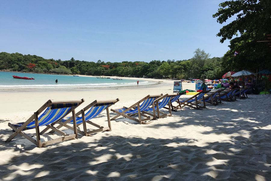 Thailand Koh Samet strand eiland palmbomen ligbedden relaxen boten