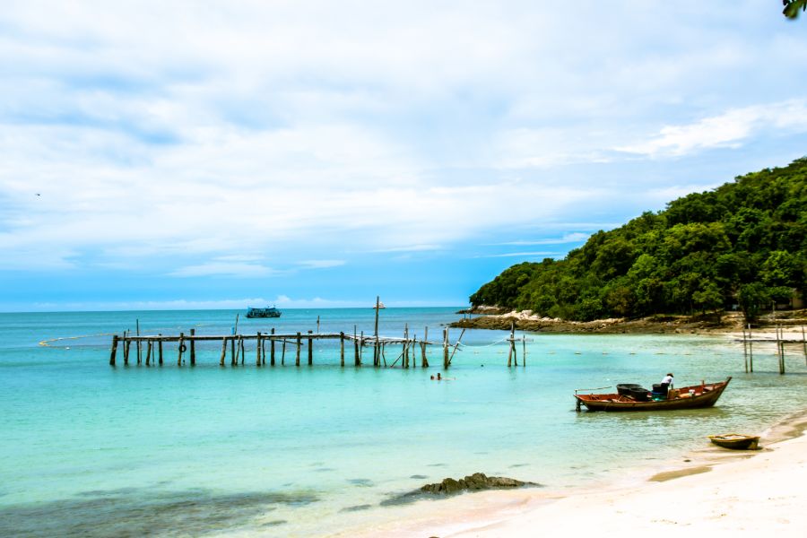 Thailand Koh Samet strand eiland tropisch helderblauw water boot vissers uitzicht