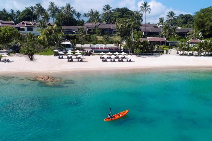 Thailand Koh Samui eiland Anantara Lawana Resort kajakken helderblauwe zee tropisch strand