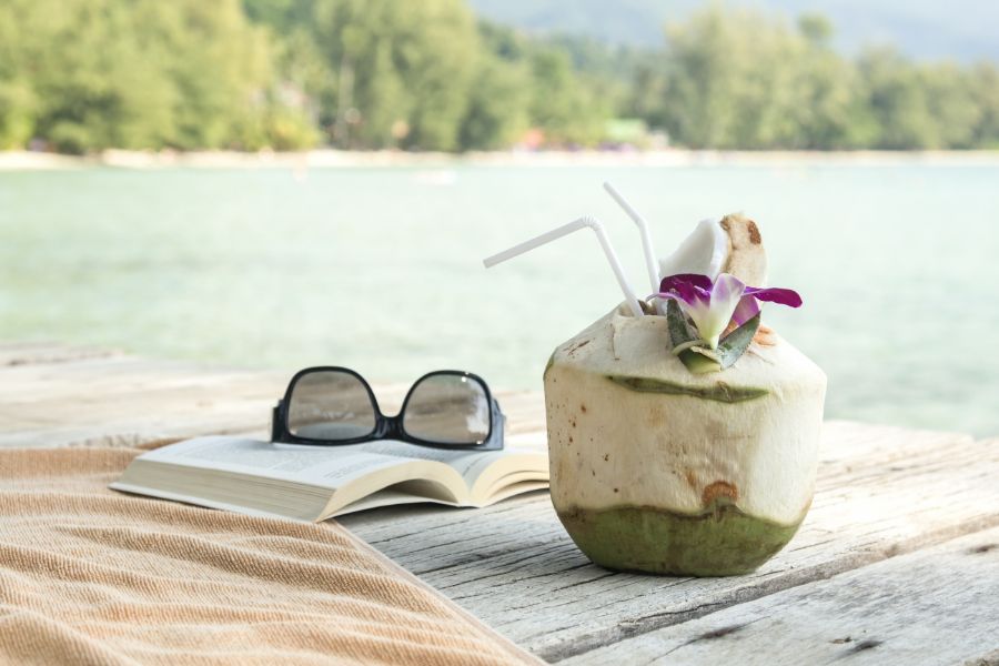Thailand Koh Samui eiland handdoek zonnebril boek cocktail drankje kokosnoot