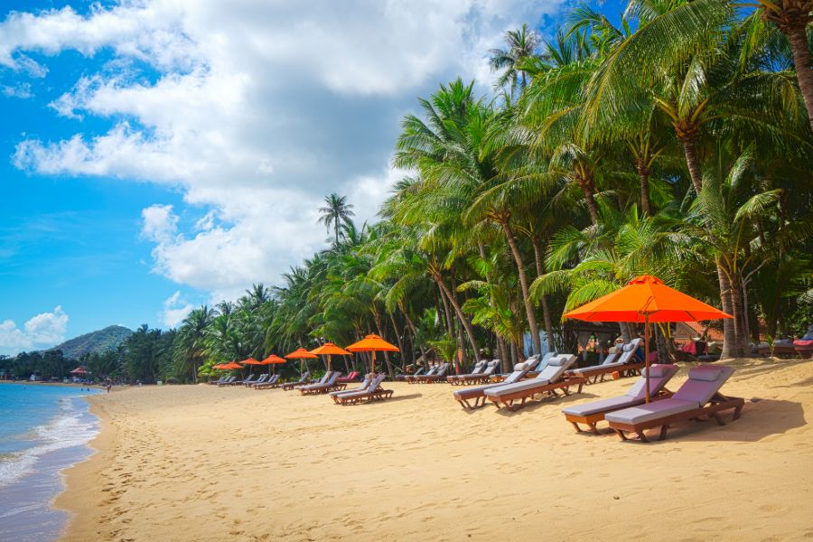 Thailand Koh Samui eiland tropisch strand resort ligbedden parasol