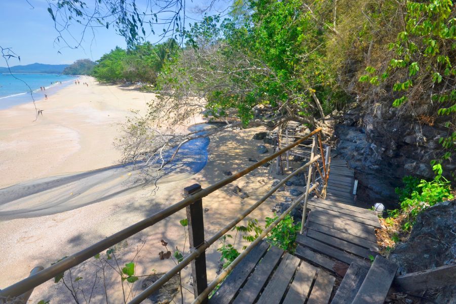 Thailand Krabi Ao Nang Beach strand berg uitzicht op strand