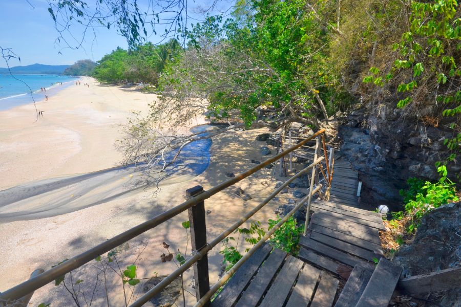 Thailand Krabi Ao Nang Beach strand berg uitzicht op strand