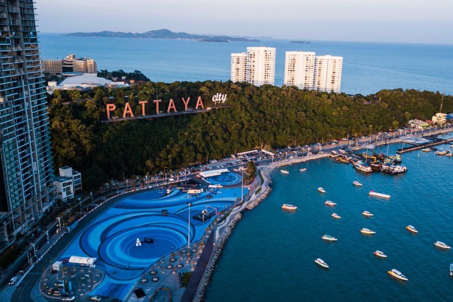 Thailand Pattaya bovenaanzicht boulevard boten centrum zee strand