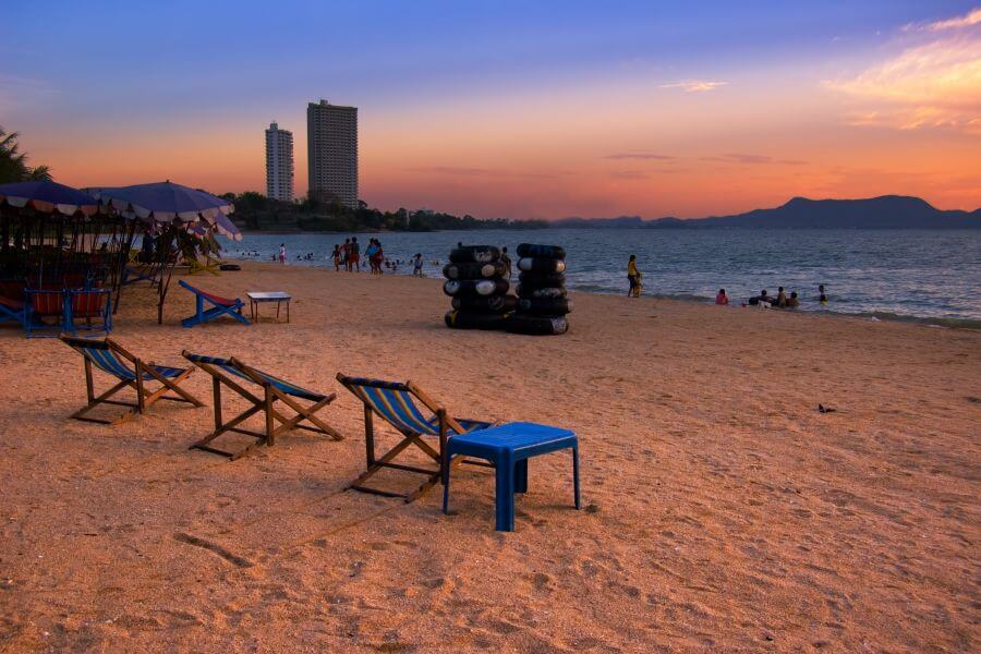 Thailand Pattaya strand zonsondergang strandstoel